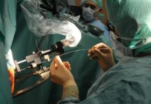 Des chirurgiens suppriment les tremblements d’une patiente atteinte de la maladie de Parkinson.