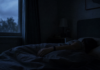 Dormeur portant un bracelet connecté pendant la nuit, mesure du sommeil