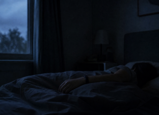 Dormeur portant un bracelet connecté pendant la nuit, mesure du sommeil