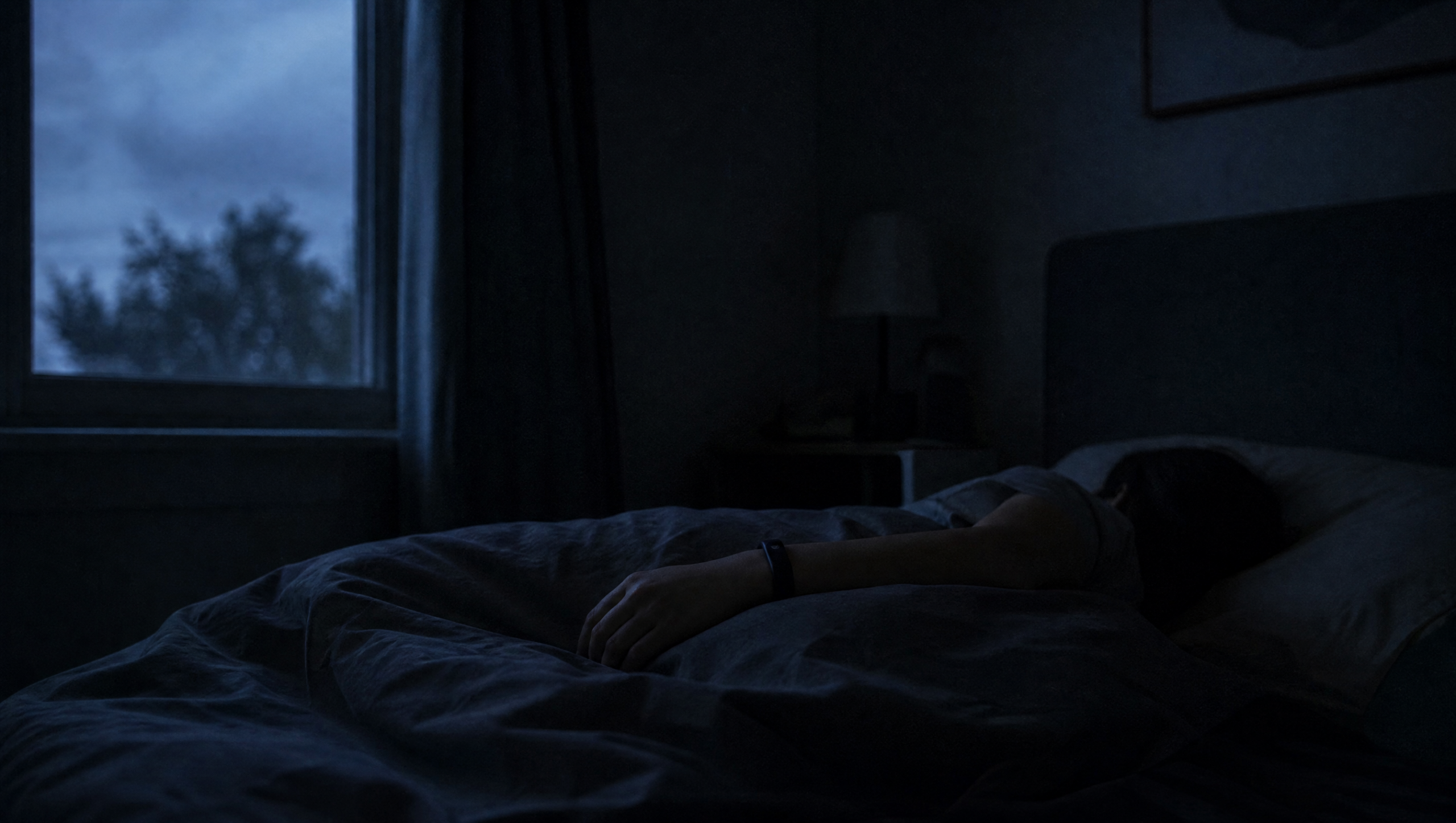 Apollo neuro Dormeur portant un bracelet connecté pendant la nuit, mesure du sommeil