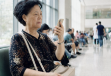 IA médicale en Chine : 140 millions d’utilisateurs IA médicale en Chine, une patiente consulte un agent conversationnel de santé sur son téléphone