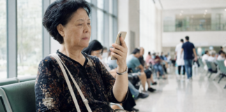 IA médicale en Chine, une patiente consulte un agent conversationnel de santé sur son téléphone