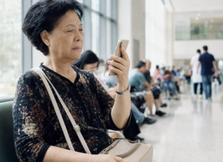IA médicale en Chine : 140 millions d’utilisateurs IA médicale en Chine, une patiente consulte un agent conversationnel de santé sur son téléphone