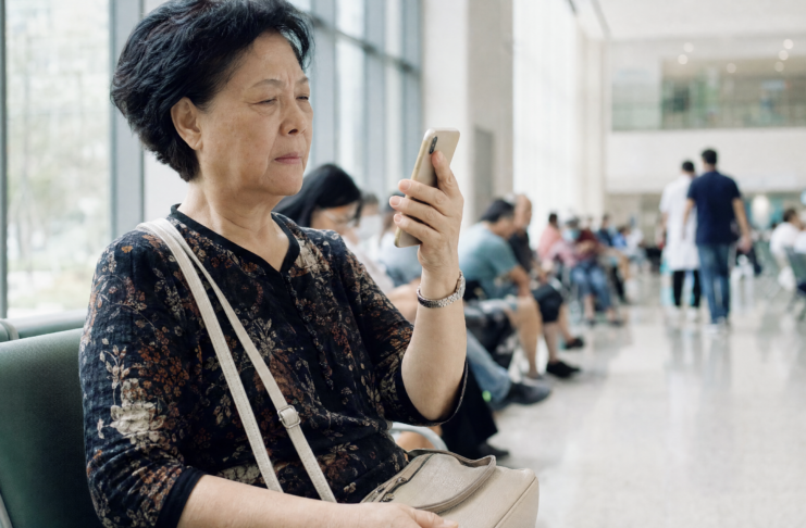 IA médicale en Chine : 140 millions d’utilisateurs IA médicale en Chine, une patiente consulte un agent conversationnel de santé sur son téléphone