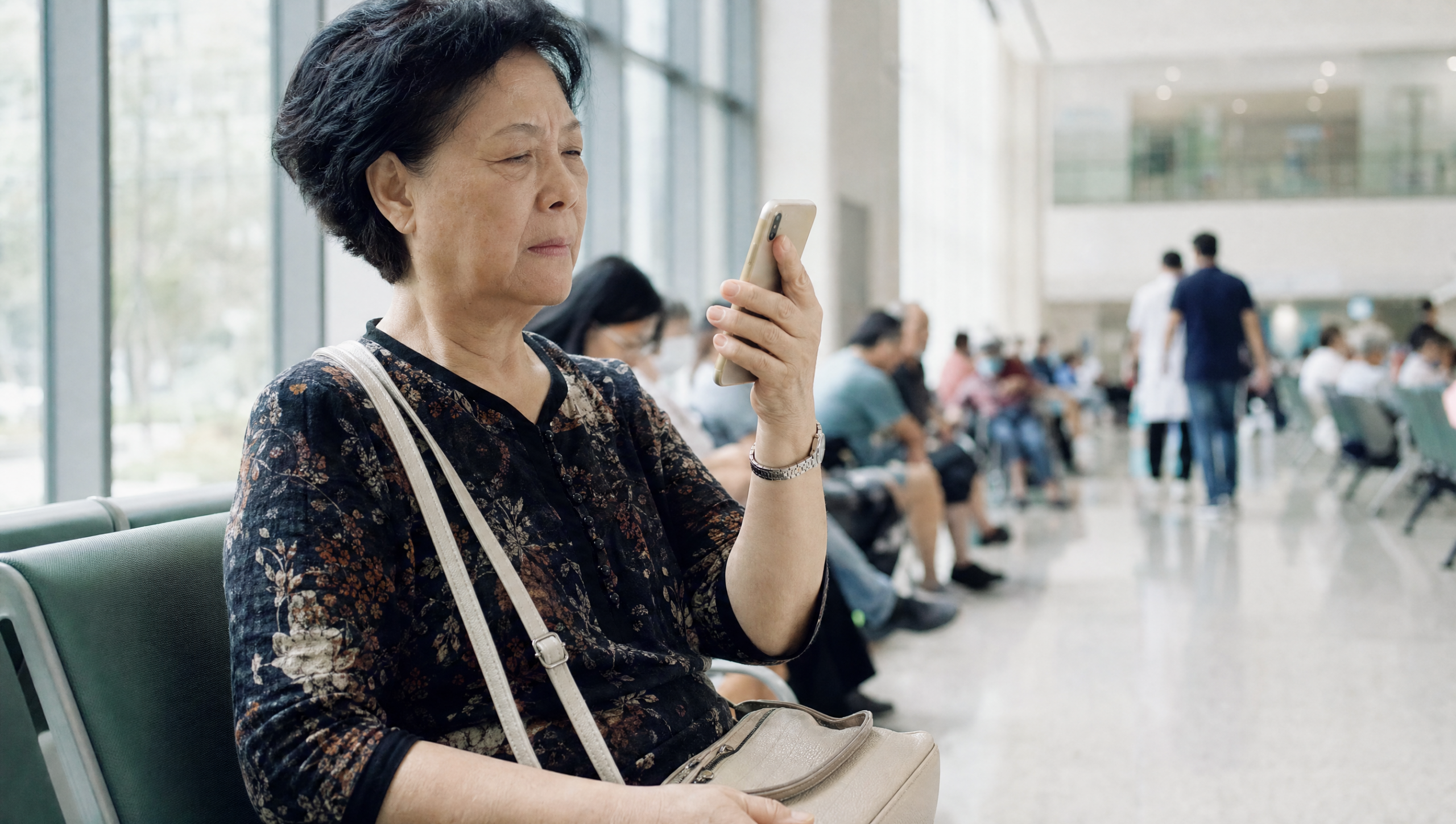 IA-medicale-chine IA médicale en Chine, une patiente consulte un agent conversationnel de santé sur son téléphone