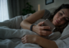 Whoop contraception : ce que change Natural Cycles Whoop contraception : bracelet connecté sans écran porté au poignet pendant la nuit