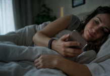 Whoop contraception : ce que change Natural Cycles Whoop contraception : bracelet connecté sans écran porté au poignet pendant la nuit
