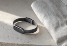 Apple explore un bracelet santé sans écran face à Whoop Bracelet santé sans écran posé sur une surface claire, à côté d'une montre connectée