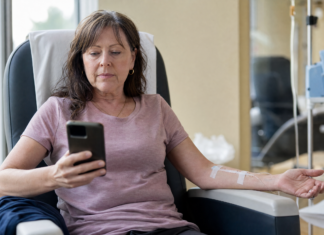 Application mobile oncologie : ce que prouvent les essais Patiente utilisant une application mobile oncologie pendant une séance de chimiothérapie