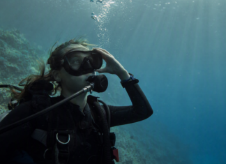 Masque de plongée à réalité augmentée : que vaut AREX ONE ? Plongeur en immersion portant un masque de plongée à réalité augmentée dans une eau bleue