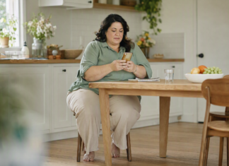 Thérapie numérique de l'obésité : une patiente consulte son programme de suivi sur son smartphone