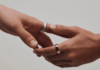 Oura Ring 5 : la bague fond, le logiciel attend l’Europe Oura Ring 5 en titane portée au doigt, bague connectée fine