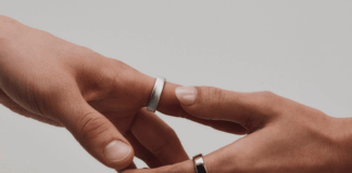 Oura Ring 5 : la bague fond, le logiciel attend l’Europe Oura Ring 5 en titane portée au doigt, bague connectée fine