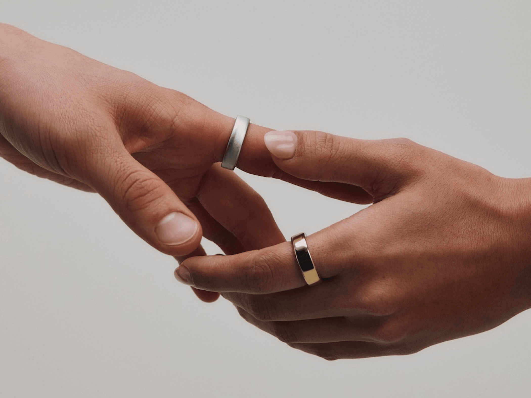 oura-ring-5-smart-ring-min Oura Ring 5 en titane portée au doigt, bague connectée fine