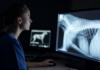 Investissement pettech : l’argent va vers la clinique Investissement pettech : radiographie vétérinaire analysée sur un écran de clinique