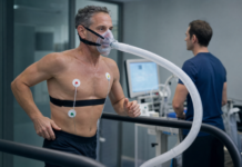 Tests VO2 max : 8 protocoles et leur mode d’emploi tests VO2 max sur tapis roulant avec masque d'analyse des gaz