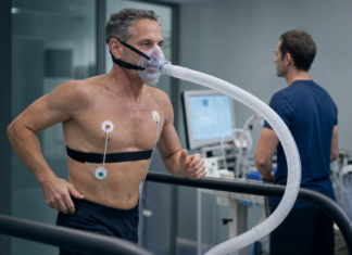 Tests VO2 max : 8 protocoles et leur mode d’emploi tests VO2 max sur tapis roulant avec masque d'analyse des gaz